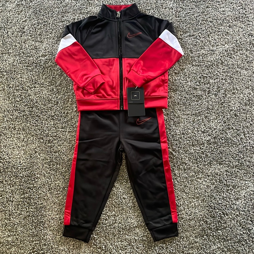 NEW! NIKE 2-PIECE SWEATPANTS & ZIP-UP JACKET SET. SIZE 24 MONTHS. BOYS.